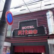 HOTEL Ritmo （リトモ）(福岡市中央区/ラブホテル)の写真『昼の外観（南から）』by ホテルレポったー