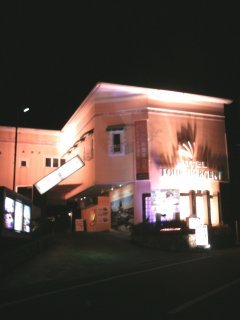 RESTAURANT HOTEL  銀の塔(伊勢原市/ラブホテル)の写真『夜の外観』by もんが～