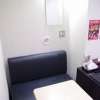 HOTEL PEACE & MINT(品川区/ラブホテル)の写真『205号室 ソファーと折り畳み式テーブル』by マーケンワン