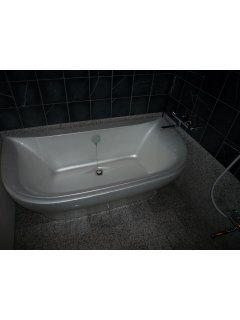 Hotel Bali&Thai 福生店(福生市/ラブホテル)の写真『13号室浴室（なかなか狭く、浴槽も浅いです）』by スラリン