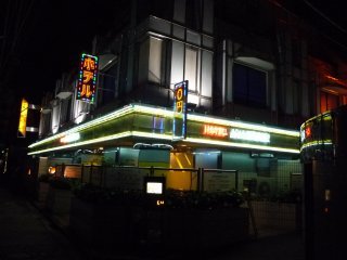 HOTEL アムール(台東区/ラブホテル)の写真『夜の外観』by スラリン