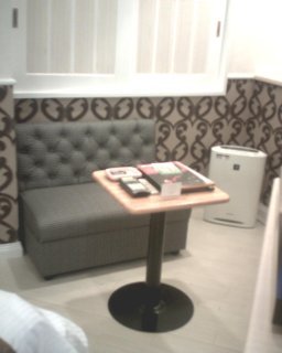マリオネットアイネ(八王子市/ラブホテル)の写真『209号室、テーブルとソファー』by もんが～