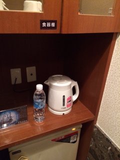 HOTEL EXE（エグゼ）(台東区/ラブホテル)の写真『112号室、ミネラルウォーターとポット』by ごえもん（運営スタッフ）