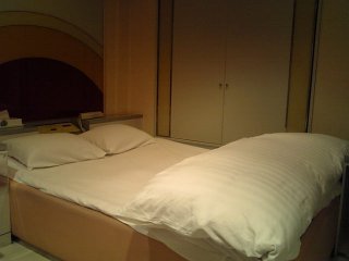 ホテル モナコ(新宿区/ラブホテル)の写真『202号室 ベッド』by トビウオ