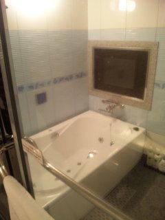 HOTEL GRAY(グレイ)(新宿区/ラブホテル)の写真『402号室浴室(洗面側は全面ガラス張り)』by 郷ひろし（運営スタッフ）