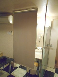 HOTEL J.J相模原(相模原市/ラブホテル)の写真『705号室、洗面所近くのブラインドを下ろして、脱衣所代わりになるようになっています。』by もんが～