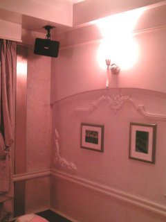 マリオネットアイネ(八王子市/ラブホテル)の写真『207号室、天井のスピーカーと壁の絵』by もんが～