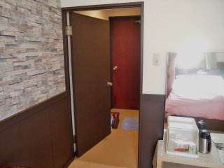 菊水(立川市/ラブホテル)の写真『307号室、ベッドより部屋の入口までの室内』by 名無しさん（ID:4403）
