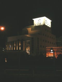 HOTEL CUE　町田(町田市/ラブホテル)の写真『夜の外観』by もんが～