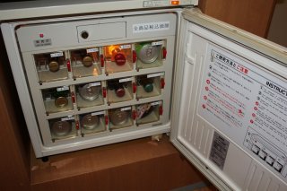 パーク(昭島市/ラブホテル)の写真『208号室飲物用自動販売機』by スラリン