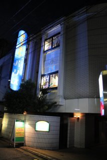 ラ・フランセパリス(新宿区/ラブホテル)の写真『夜の外観』by スラリン