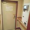 マリオネットアイネ(八王子市/ラブホテル)の写真『201号室、玄関ドアと自動清算機』by もんが～