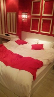Hotel Re:（リー）(志木市/ラブホテル)の写真『213号室、ベッド回り(撮る前にシーツ剥がしてしまいましたが本当はピシッとキレイ)』by チューソン