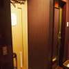ラックス(台東区/ラブホテル)の写真『207号室の入口（手前の白いドア）とトイレの入口（奥のドア）』by 無類の巨乳好き
