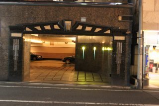 アーバンステージ(新宿区/ラブホテル)の写真『駐車場入口』by スラリン