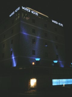 WATERHOTEL Mw（ウォーターホテルムゥ）(さいたま市岩槻区/ラブホテル)の写真『夜の外観』by もんが～