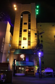 HOTEL COCO(札幌市中央区/ラブホテル)の写真『夜の外観（正面）』by スラリン