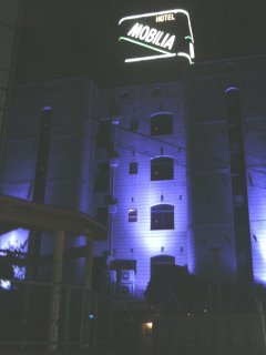 ホテル MOBILIA(モビリア)(鶴ヶ島市/ラブホテル)の写真『夜の外観』by もんが～