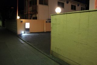 ミレイ(品川区/ラブホテル)の写真『夜の駐車場入口』by スラリン