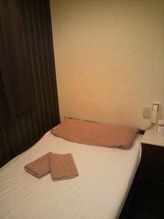 レンタルルーム ダーツ24(品川区/ラブホテル)の写真『201号室 ベッド＆タオル』by エロっけんJr