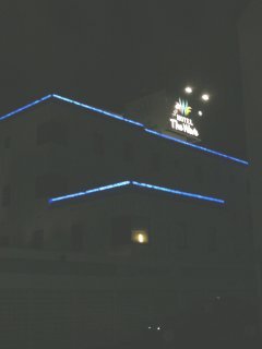 ザ・ウェーブ(相模原市/ラブホテル)の写真『夜の外観（裏道側）』by もんが～
