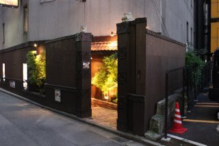 BaliAn RESORT(バリアンリゾート)新宿(新宿区/ラブホテル)の写真『早朝の入口（裏側）』by スラリン
