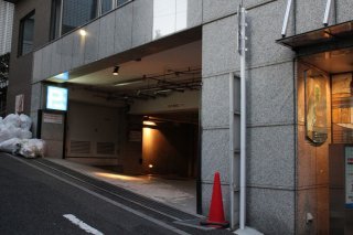 ホテル リンデン 湯島(文京区/ラブホテル)の写真『駐車場入口』by スラリン