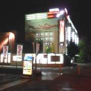 HOTEL ef（エフ）(三芳町/ラブホテル)の写真『夜の外観（川越街道側から）』by もんが～
