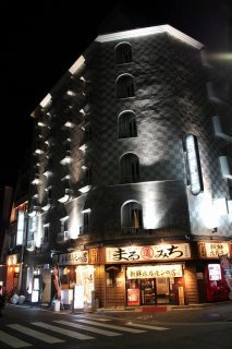 ホテルマーブル(品川区/ラブホテル)の写真『夜の外観（１階は飲食店です。）１』by スラリン