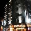 ホテルマーブル(品川区/ラブホテル)の写真『夜の外観（１階は飲食店です。）１』by スラリン