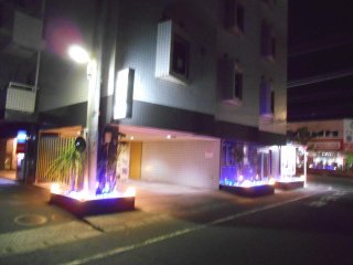 ホテル プルメリア青梅(青梅市/ラブホテル)の写真『夜の入り口』by もんが～