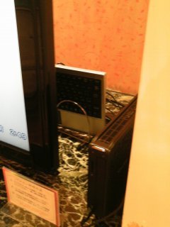 HOTEL DINO 相模原(ディーノ)(相模原市/ラブホテル)の写真『315号室、ちょっと分かりづらいですが、テレビ横と後ろにあるPCとキーボード』by もんが～