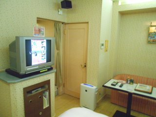 マリオネットアイネ(八王子市/ラブホテル)の写真『214号室（部屋奥から）』by もんが～