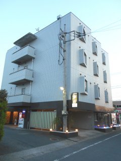 ホテル プルメリア青梅(青梅市/ラブホテル)の写真『朝の外観（脇道側）』by もんが～