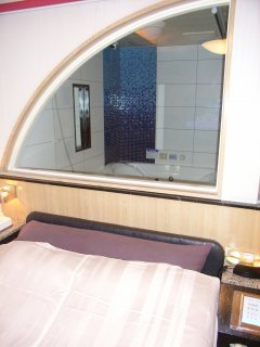 B-SIDE(品川区/ラブホテル)の写真『502号室 寝室と浴室の窓（ロールスクリーンあり）』by ホテルレポったー