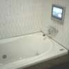 PLAZA K(プラザＫ)(八王子市/ラブホテル)の写真『306号室、浴槽と浴室テレビ』by もんが～
