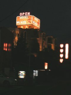 PLAZA K(プラザＫ)(八王子市/ラブホテル)の写真『夜の外観（以前は建物全体が金色に光り輝くようにライトアップされていたのですが、最近は控えめになっています。）』by もんが～