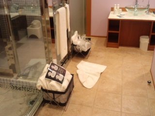 カラフルＰ＆Ａ新宿(新宿区/ラブホテル)の写真『701洗面台とバスルーム入口ガラス張りだけどカーテンがありました。』by まさおじさん