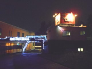 HOTEL Duex Resort(デューリゾート)(入間市/ラブホテル)の写真『夜の外観』by もんが～