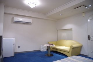 HOTEL Sun（サン）(新宿区/ラブホテル)の写真『210号室 わりと広い室内』by マーケンワン