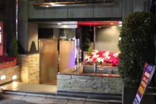 UNITED（ユナイテッド）(台東区/ラブホテル)の写真『夜の入口（側面）』by スラリン