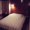 ペリカン(渋谷区/ラブホテル)の写真『501号室のベッドルーム。雰囲気を出す為か、照明の数が少ないのが難点。』by まっつー