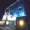 HOTEL 1H2O 横田Base(瑞穂町/ラブホテル)の写真『夜の外観（脇道側）』by もんが～