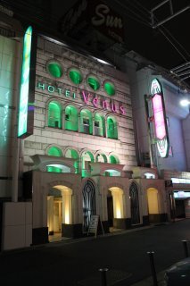 ビーナス(新宿区/ラブホテル)の写真『夜の外観１』by スラリン