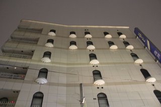 ホテル 青戸ヴィラ(葛飾区/ラブホテル)の写真『夜の外観２』by スラリン