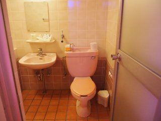 ホテルFOXY(台東区/ラブホテル)の写真『303号室のトイレ（奥に浴槽があります。）』by 名無しさん（ID:4403）