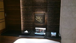 HOTEL AILU(アイル)(豊島区/ラブホテル)の写真『506号室 ベッド壁面』by ハンプティ・ダンプティ