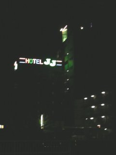 HOTEL J.J相模原(相模原市/ラブホテル)の写真『夜の外観（ホテル裏手側）』by もんが～