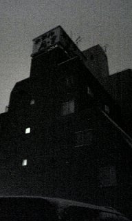 ホテル A-1(札幌市中央区/ラブホテル)の写真『夜の外観 周囲に明かりなし』by 北の大地