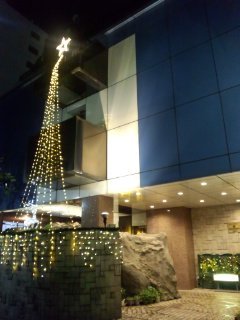 HOTEL 叶(KANOU）(新宿区/ラブホテル)の写真『夜の外観、入口』by ごえもん（運営スタッフ）